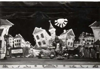 Kuressaare Teater: “Puunukk seikleb” (H. Vaag, 1949). Stseen lavastusest. Kuj. V. Aarma.