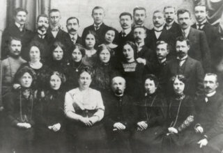 KES-i näitetrupp 1911. a. Ees keskel näitejuht Aleksei Niit.